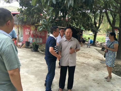 杨再勇与习老师握手告别,依依不舍.