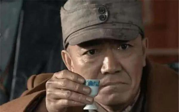 原创陈建斌拒演,李幼斌被真摔,张光北喝白酒,你所不知道的《亮剑》