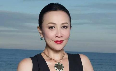 在女性保养中,在这样的年龄里刘嘉玲还能拥有这样的身材,面容以及心态