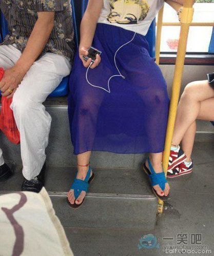 叫你穿透明的裙子,暴露了吧