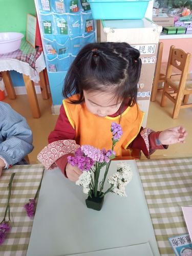 庆丰幼儿园宝宝班五一劳动节插花活动