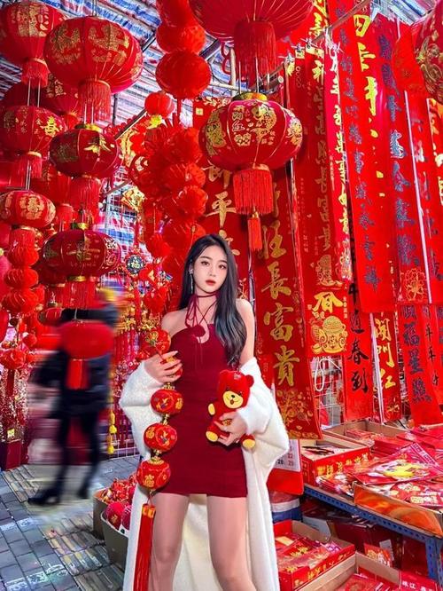 大红春联喜庆气质美女迎新春写真图集