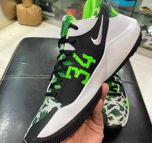 此球鞋整体采用黑白配色搭配金色"字母哥"三角形logo,两只鞋后跟各写