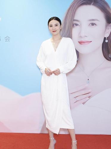 39岁宋佳太惊艳,穿黑色西装裙大秀长腿,梳高马尾利落干练