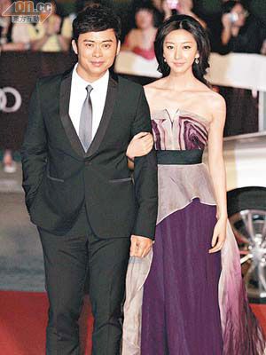 问她有关抢姚晨老公之传言及有否与凌潇肃联络时,她说:"绯闻而唐一菲