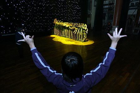 图文:孩子们在手语老师指导下练习千手观音