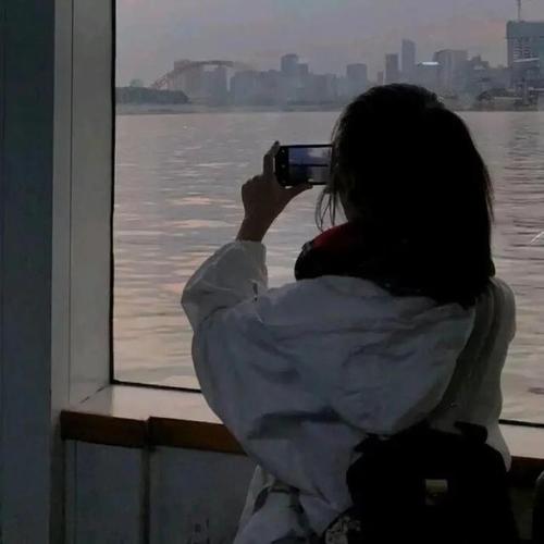 女生背影图能坚持别人不能坚持的才能拥有别人不能拥有的