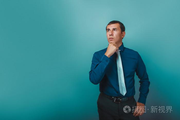 一个欧洲外观三十年思考手托住下巴的人