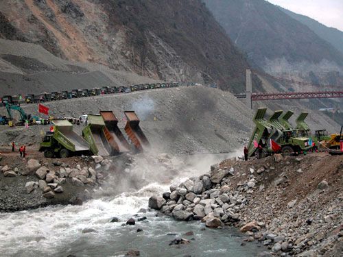 大渡河瀑布沟水电站成功截流