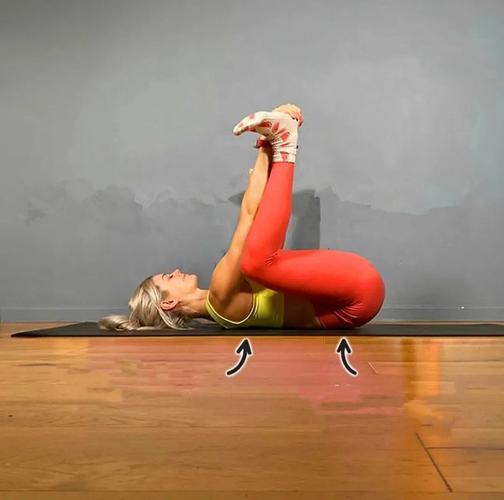 9个简单的瑜伽动作在家躺着练深度放松背部打开髋部