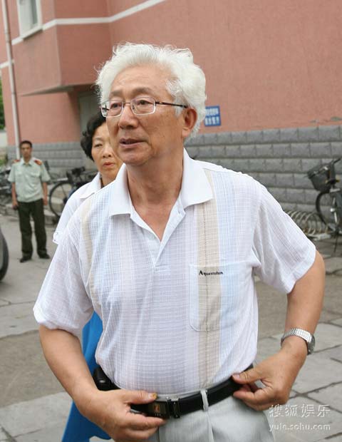 快讯:老播音员陈铎白发苍苍送罗京