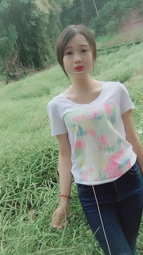 美女一个人在田地里唱歌,这个小妹妹长相真是清纯啊!