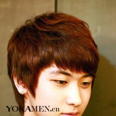 深棕色染发,前酒红色的挑染蕴藏小心机,低调中不乏小张扬.