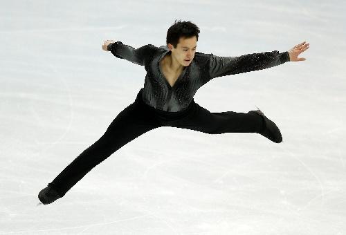 图文:陈伟群亮相冬奥会团体赛 跳跃动作
