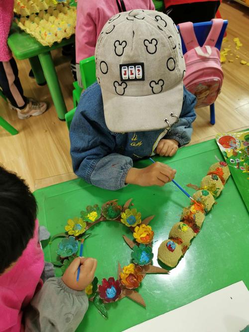 拓石镇胡店幼儿园创意蛋托画