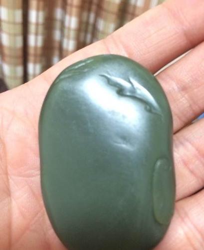 和田玉沙枣青籽料达摩猫眼