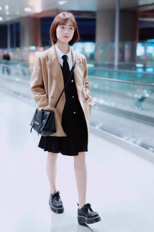 沈月这次真的瘦了,现身机场美成漫画少女,路透照曝光引热议