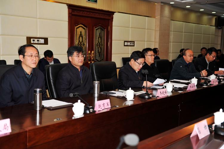 套班子领导出席签约仪式(从左至右):县政协主席赵有军,县委书记乔晓峰