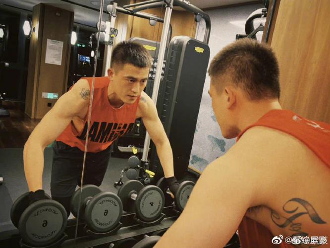 欧豪肌肉#  #欧豪肌肉线条#  欧豪半夜晒健身照,肌肉线条好迷人.