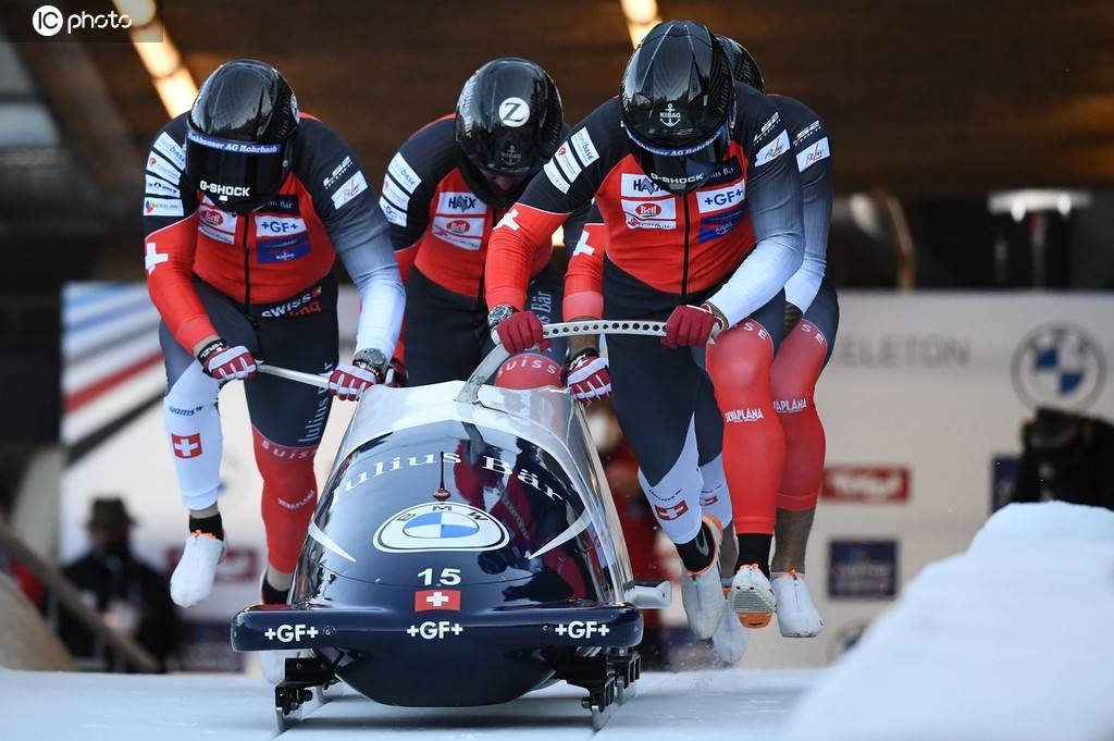 雪车也称"有舵雪橇",是一种集体乘坐雪车,是乘坐可操纵方向的雪橇在冰