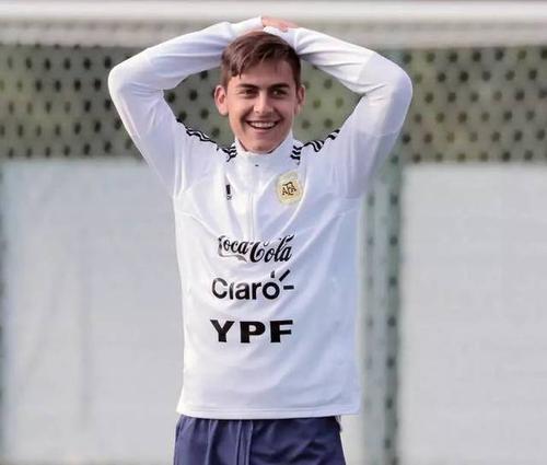 生于1993年的迪巴拉可以说是足球界的迪丽热巴!