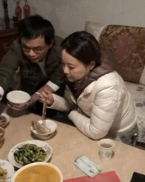 袁立和老公梁太平"床照"曝光,笑对镜头满脸洋溢幸福