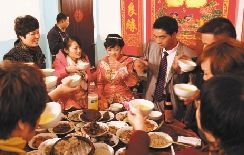 同事们和新郎新娘一起喝喜酒