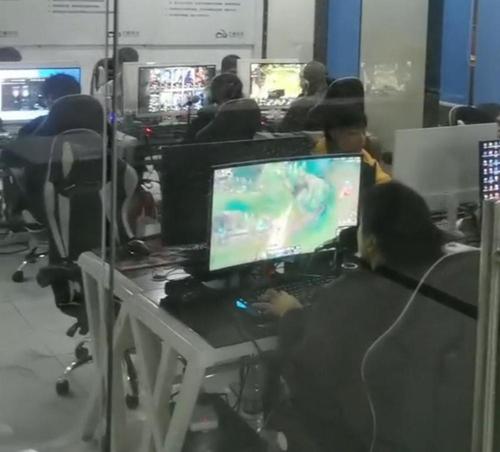 戏剧化的是,前文说的那个网友的工作室在这一年倒闭了.