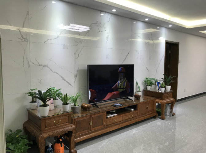 背景墙瓷砖上墙,水墨般的纹理和中式的家具完美衔接