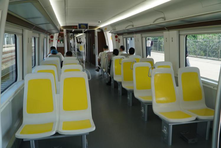 列车内环境,列车均为普通座位,不分等级,车厢提供充电插座.