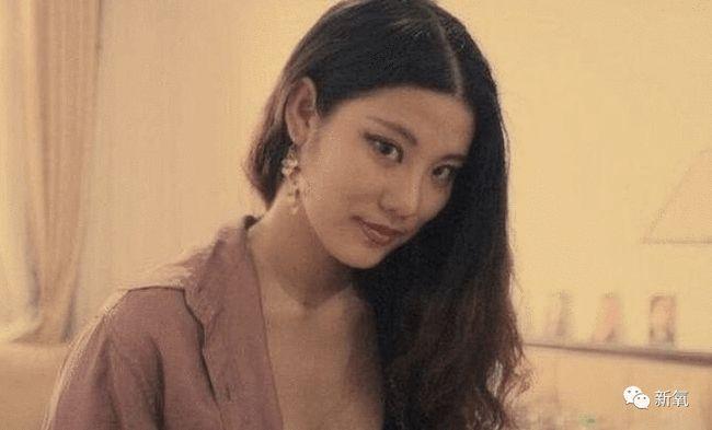 在平台上分享的自己的各种绝绝子美照,很快就有了一波粉丝.
