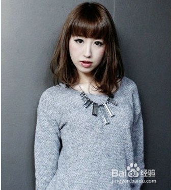 发型,剪得恰好的内扣刘海,能明显的突出眼部,卷发蓬松,在视觉上瘦脸