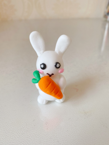 粘土,揉圆,粘贴在白兔身体的后方,做尾巴,一只害羞的小兔子就做好啦