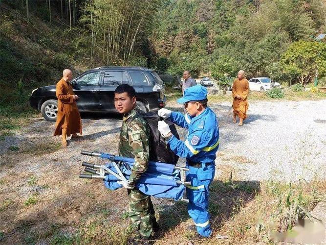 120救护医生会合一筹莫展时,一村民带领救援人员到九华山回龙
