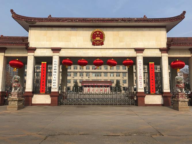 总务科工作人员将这充满美好愿景的对联书写下,挂在政府机关大门和人