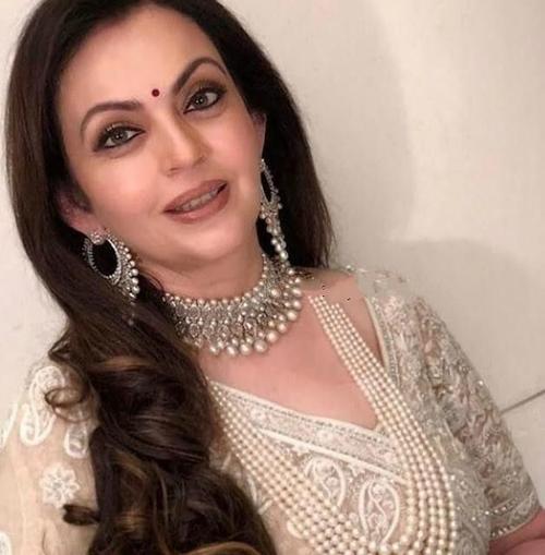 印度美人妮塔:22岁舞姿出众嫁入豪门,受宠35年,鼻环上