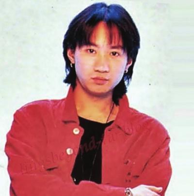 b跪求eyond四人,黄家驹红色衣服的这张图片谁有,要原图