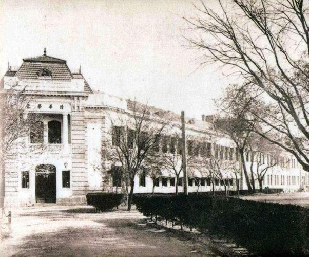 留学美国,并在北京西郊清华园大兴土木,营建校舍,筹办"留美预备学校"