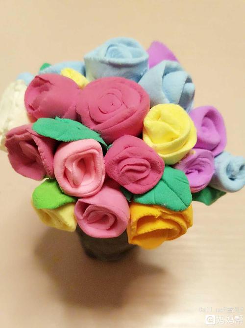 和宝宝一起完成的手工彩泥花束,感觉很有成