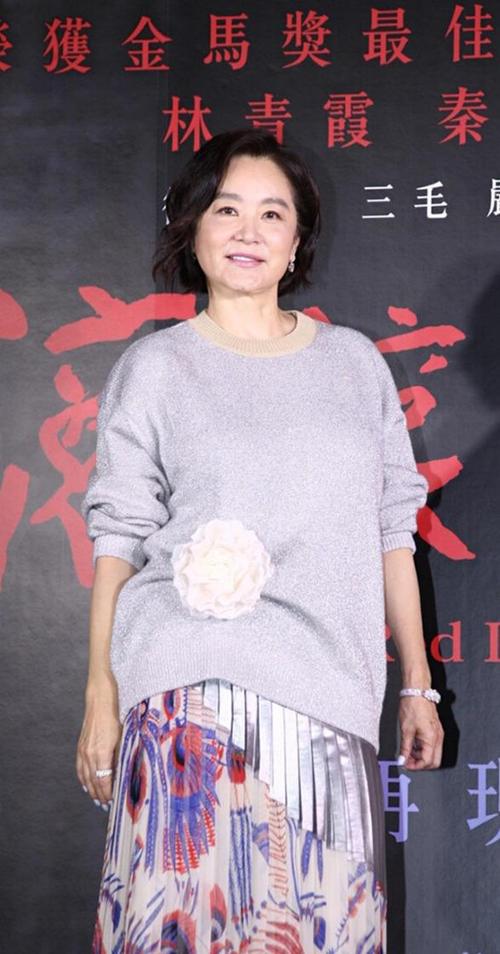 66岁林青霞罕见爆登山照黑色紧身衣凸显s曲线气质风韵犹存