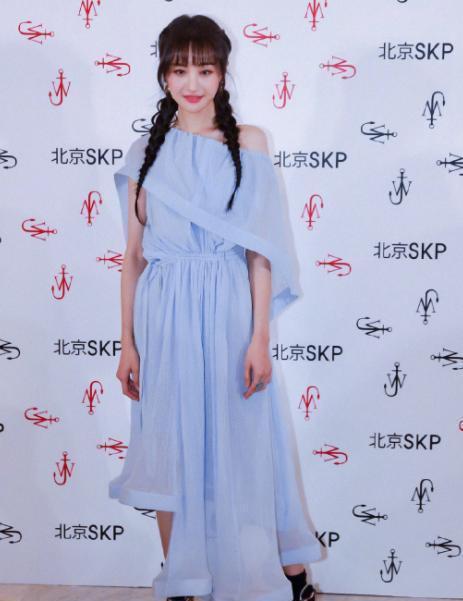 有种"整容"叫郑爽换发型,染银发剪蘑菇头,像极了韩式美女