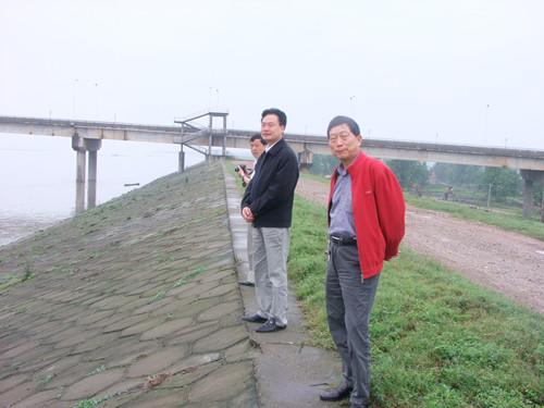 (市局编志办领导深入汉寿沅水大桥现场采集资料)
