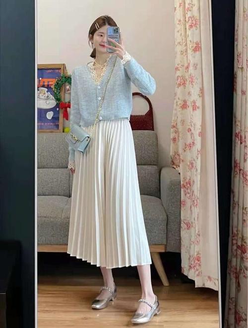 长款百褶裙搭配什么上衣好看