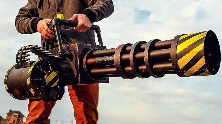 牛人自制加特林机枪刚开始以为只是玩具最后一幕让我彻底惊了