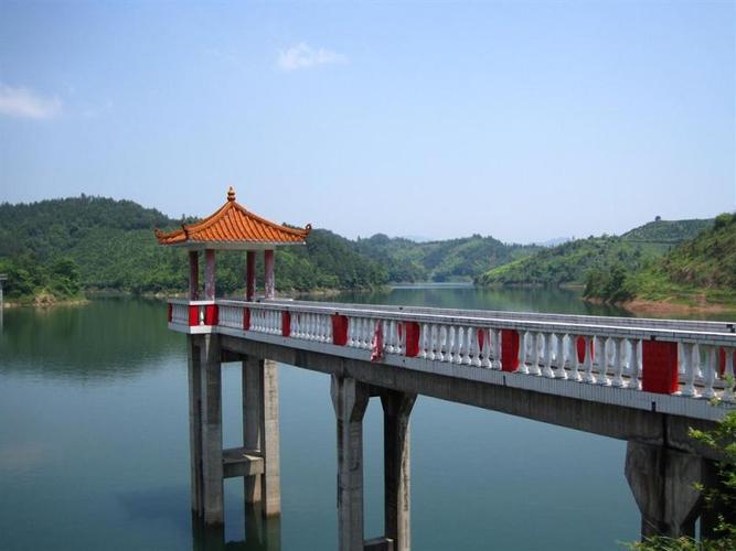 位于祁东洪旗水库水尽头,风景优美,村坐落在背风向阳的山坡下,村中一