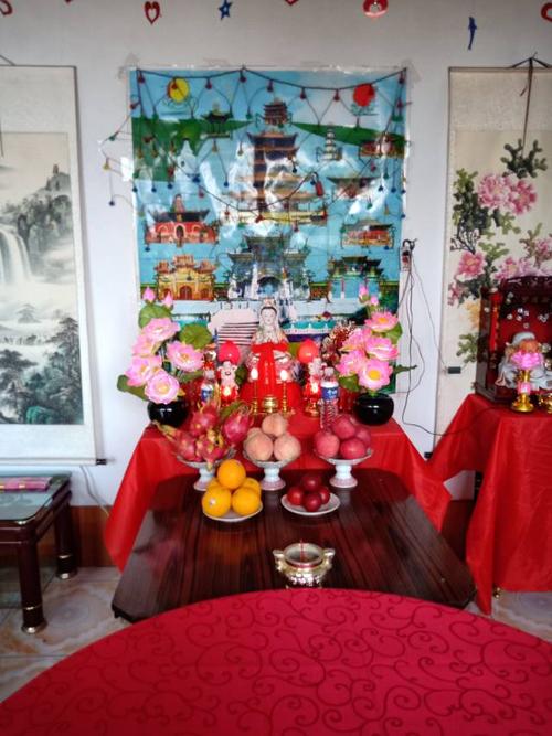 正堂供奉的佛,道,财等诸神.供桌上各种供品水果,寿司一应俱全.
