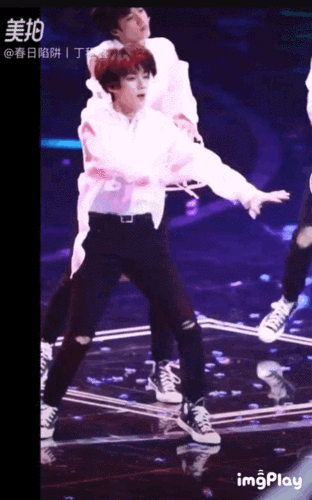 丁程鑫现身东方风云榜,穿白衬衫表演舞蹈活力满满,少年气十足