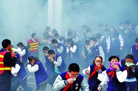 市11中学校学生消防演习现场