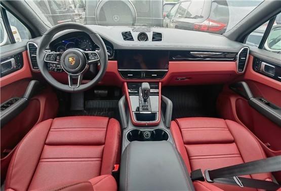 2022款保时捷卡宴30t红色内饰100万起