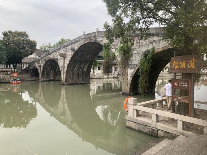 回程时,罗神带我们经过松江最古老的地方,大仓桥,我在松江这么多年,就